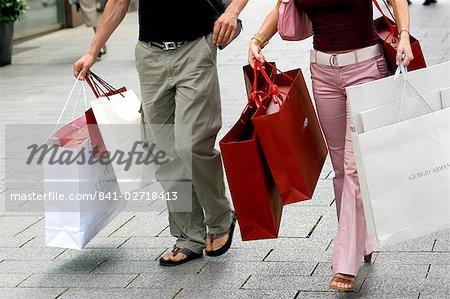 Paar zu Fuß mit Einkaufstüten auf Königsallee, Düsseldorf, Nord Rhein Westfalen, Deutschland, Europa