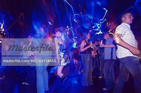 Jeunes au Cube trendy nightclub, Glasgow, Écosse, Royaume-Uni, Europe