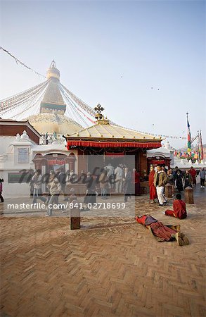 Ein Buddhist niederwarf im Morgengrauen vor der Haupteingang des Kathmandu tibetische Stupa Boudha (Boudhanath) (Bodhnath), Kathmandu, UNESCO Weltkulturerbe, Nepal, Asien