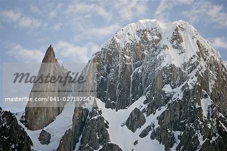 Auf der linken Seite der Granit-Turm bekannt als Lady Finger Berg, oder Bubulimating, summit 6, 000 m, hoch über Karimabad im Karakorums in den Nordgebieten Pakistans. Auf der rechten Seite Ultar Peak, 7388m und 73rd höchsten Berg der Welt.