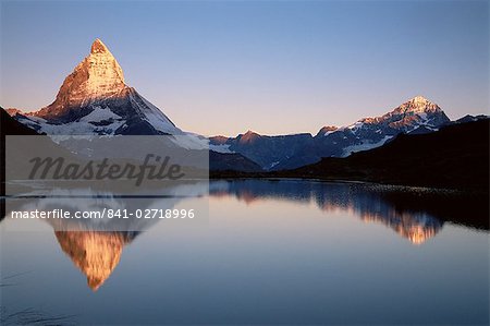 Matterhorn vom Riffelsee bei Dämmerung, Zermatt, Schweizer Alpen, Schweiz, Europa