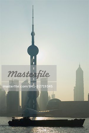 Lujiazui Finanz- und Handelszentrum Zone mit Oriental Pearl Tower und Huangpu-Fluss, Pudong New Area, Shanghai, China, Asien