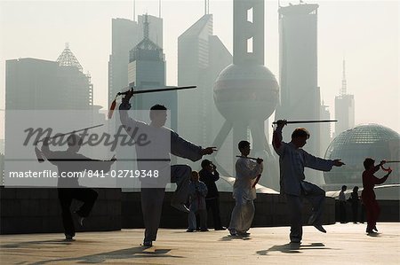 Exercices matinaux dans le contexte de la zone de Lujiazui Finance et du commerce, avec l'Oriental Pearl Tower, Shanghai, Chine, Asie