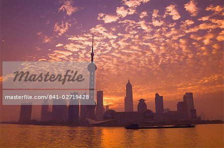 Lujiazui Finanz- und Handelszentrum Zone mit Oriental Pearl Tower und Huangpu-Fluss, Pudong New Area, Shanghai, China, Asien