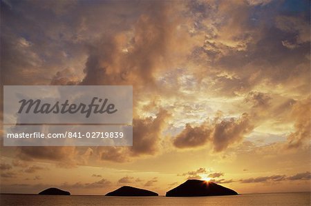 Lever du soleil derrière les rochers Bainbridge, large James Island, les îles Galapagos, UNESCO World Heritage Site (Equateur), Pacifique, Amérique du Sud