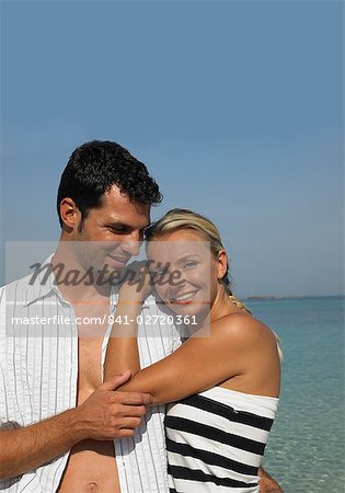 Paar am Strand, umarmen lächelnd