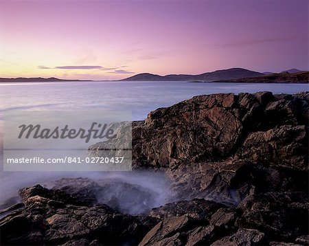 Sonnenuntergang über Sound Taransay, Westküste von South Harris, Äußere Hebriden, Schottland, Vereinigtes Königreich, Europa