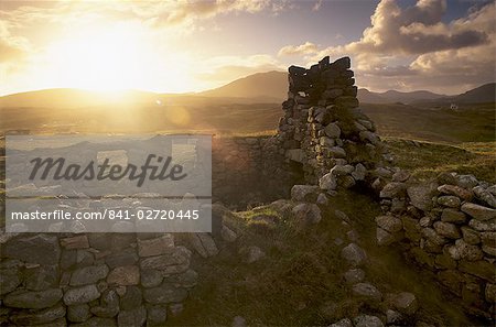 Blackhouse Ruine in der Nähe von Timsgarry (Timsgearraidh) bei Sonnenuntergang, Isle of Lewis, Äußere Hebriden, Schottland, Vereinigtes Königreich, Europa