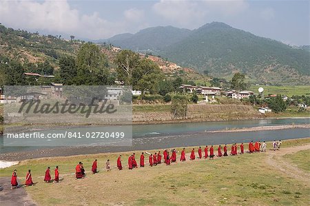 Moines bouddhistes de Punakha Dzong va à la rivière à méditer, Punakha, Bhoutan, Asie