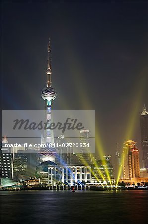 L'Oriental Pearl Tower, dans le District de Pudong à nuit, Shanghai, Chine, Asie