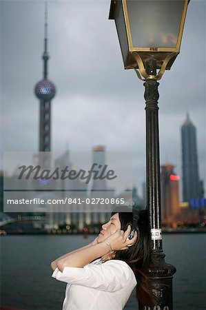 Chinesische Frau, Musik hören, der Bund, Shanghai, China, Asien