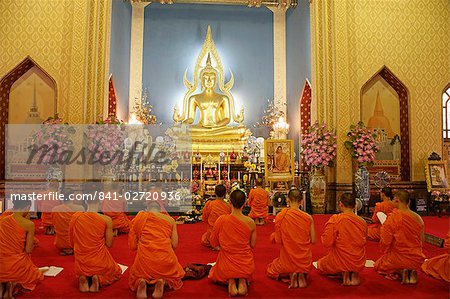 Buddhistische Mönche beten, Wat Benchamabophit (Marmor-Tempel), Bangkok, Thailand, Südostasien, Asien