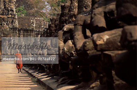 Moine bouddhiste approchant de la porte sud, Angkor Thom, Angkor, patrimoine mondial de l'UNESCO, Siem Reap, Cambodge, Indochine, Asie du sud-est, Asie