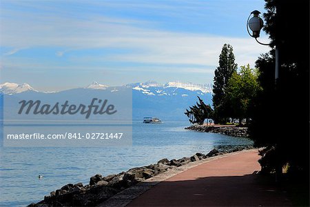 Lac Leman (Lake Geneva) looking from Quai Baron de Blonay, Evian-les Bains, Haute-Savoie, France, Europe