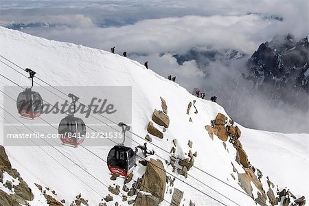 Sommet de téléphériques approchant l'Aiguille du Midi, Chamonix Mont Blanc, Savoie, France, Europe Sommet de téléphériques approchant l'Aiguille du Midi, Chamonix Mont Blanc, Savoie, France, Europe