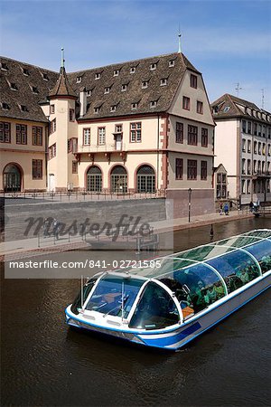 Bateau sur le canal, Strasbourg, Alsace, France, Europe