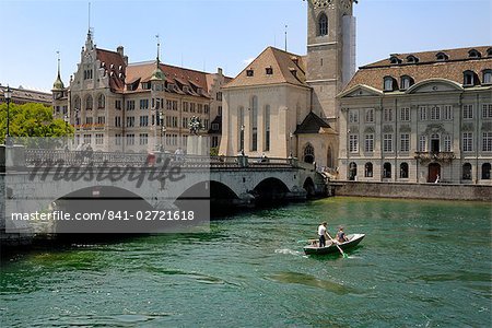Paar in einem Boot neben der Munster-Brücke über den Fluss Limmat, Zürich, Schweiz, Europa
