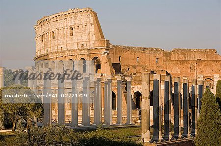 Colisée et fausses colonnes romaines pour théâtre, Rome, Lazio, Italie, Europe