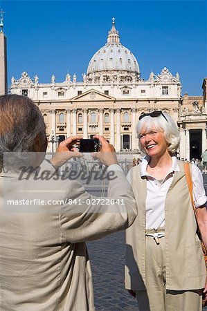 Senior tourists sightseeing in St. Peters Square, Rome, Lazio, Italy, Europe