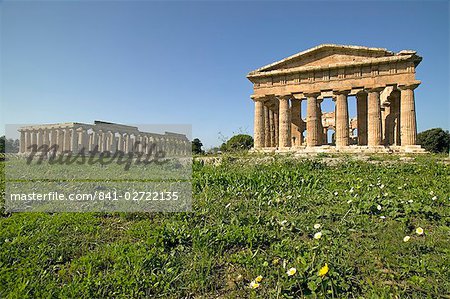Temple d'Héra (Basilique), à gauche, temple de Poséidon (Neptune) à droite, Paestum, patrimoine mondial de l'UNESCO, Campanie, Italie, Europe