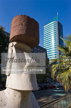 Statue moai sur le principale rue Avenue o ' Higgins, Santiago, Chili, Amérique du sud de Santiago Statue moai sur le principale rue Avenue o ' Higgins, Santiago, Chili, Amérique du sud de Santiago