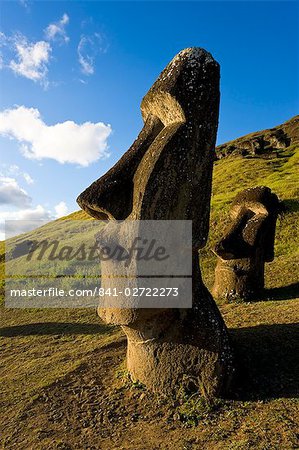 Monolithiques pierres Moai statues géantes à Rano Raraku, Rapa Nui (île de Pâques), patrimoine mondial de l'UNESCO, Chili, Amérique du Sud Monolithiques pierres Moai statues géantes à Rano Raraku, Rapa Nui (île de Pâques), patrimoine mondial de l'UNESCO, Chili, Amérique du Sud