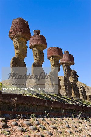 Anakena beach, monolithiques pierres Moai statues géantes de Ahu Nau Nau, dont quatre ont topknots, Rapa Nui (île de Pâques), patrimoine mondial de l'UNESCO, Chili, Amérique du Sud Anakena beach, monolithiques pierres Moai statues géantes de Ahu Nau Nau, dont quatre ont topknots, Rapa Nui (île de Pâques), patrimoine mondial de l'UNESCO, Chili, Amérique du Sud