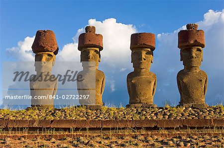 Anakena beach, monolithiques pierres Moai statues géantes de Ahu Nau Nau, dont quatre ont topknots, Rapa Nui (île de Pâques), patrimoine mondial de l'UNESCO, Chili, Amérique du Sud Anakena beach, monolithiques pierres Moai statues géantes de Ahu Nau Nau, dont quatre ont topknots, Rapa Nui (île de Pâques), patrimoine mondial de l'UNESCO, Chili, Amérique du Sud