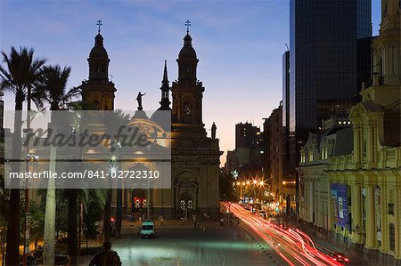 Erhöhte Abenddämmerung Blick über die Plaza de Armas Kathedrale Santiago, Santiago, Chile, Südamerika