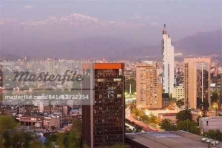 Toits de la ville et de la Cordillère des Andes à la tombée de la nuit, Santiago du Chili en Amérique du Sud Toits de la ville et de la Cordillère des Andes à la tombée de la nuit, Santiago du Chili en Amérique du Sud