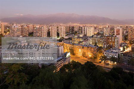 Toits de la ville et de la Cordillère des Andes à la tombée de la nuit, Santiago du Chili en Amérique du Sud Toits de la ville et de la Cordillère des Andes à la tombée de la nuit, Santiago du Chili en Amérique du Sud