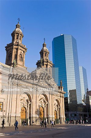 Cathédrale Metropolitana et bureaux moderne à la Plaza de Armas, Santiago du Chili en Amérique du Sud Cathédrale Metropolitana et bureaux moderne à la Plaza de Armas, Santiago du Chili en Amérique du Sud