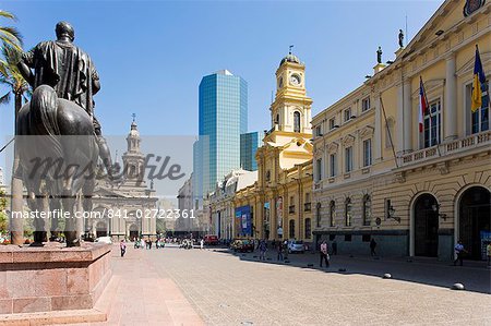 Reiterstandbild von Don Pedro de Valdivia vor dem Museum Historico Nacional und Kathedrale Metropolitana in Plaza de Armas, Santiago, Chile, Südamerika