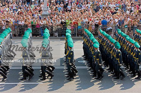 Parade annuelle de la fête de l'indépendance le long de la rue Khreshchatyk et Maidan Nezalezhnosti (place de l'indépendance), Kiev, Ukraine, Europe