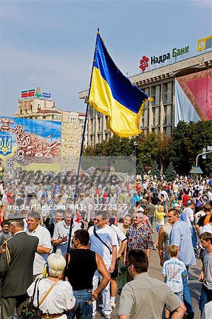 Fête de l'indépendance, drapeaux nationaux ukrainiens à Maidan Nezalezhnosti (place de l'indépendance), Kiev, Ukraine, Europe