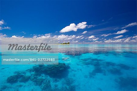 Tropische Insel umgeben von Lagune, Malediven, Indischer Ozean, Asien