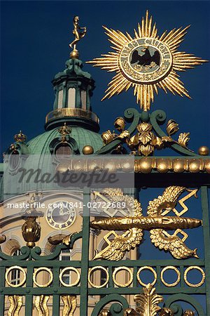 Détail du dôme surmonté « Fortuna » et porte au Palais de Charlottenburg, Berlin, Allemagne, Europe