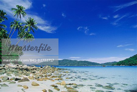 Vue de Kecil (peu) vers Besar (Big), les deux îles Perhentian, parcs marins paradis tropical sur la côte de cet état du nord-est, Terengganu, Malaisie, Asie