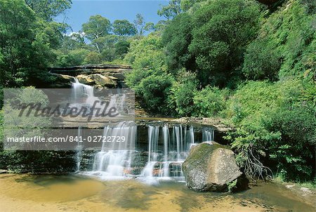 Partie de 300 m Wentworth Falls sur le visage de grande falaise dans les Blue Mountains, patrimoine mondial UNESCO, à l'est du Pacifique, Australie, New South Wales (N.S.W.), Katoomba Partie de 300 m Wentworth Falls sur le visage de grande falaise dans les Blue Mountains, patrimoine mondial UNESCO, à l'est du Pacifique, Australie, New South Wales (N.S.W.), Katoomba
