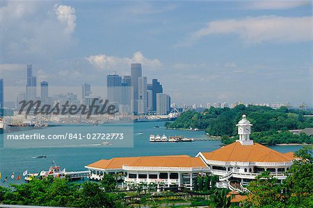 Fährterminal der beliebten Insel-Resort mit Keppel Harbour und der Stadt im Hintergrund, Sentosa Island, Singapur