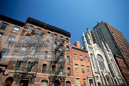 Rue tènements et église, Greenwich Village, Manhattan, New York City, États-Unis d'Amérique, Amérique du Nord