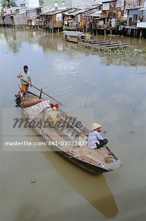 Bateau sur le Kinh Ben Nghe, un affluent de la rivière de Saigon, dans le centre-ville de Ho Chi Minh-ville (anciennement Saigon), Viêt Nam, Indochine, Asie du sud-est, Asie