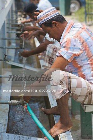 Männer Waschen der Hände und Füße, Fatlulloh Moschee, Pathum Thani, Thailand