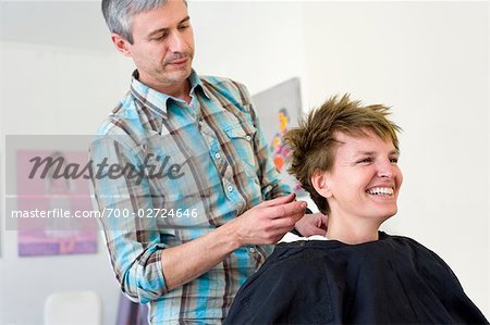 Femme au Salon de coiffure