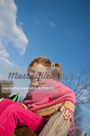 Portrait de jeune fille à l'extérieur