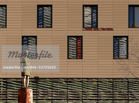 More London Riverside - Window elevation and wood carved statue part of Couple by Stephan Balkenhol