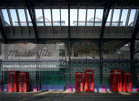 Rote Telefonzellen, Smithfield Market, Smithfield, London. Architekt: Sir Giles Gilbert Scott.