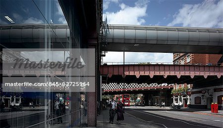 Waterloo Station, Lambeth, Londres. Ponts ferroviaires et pub.