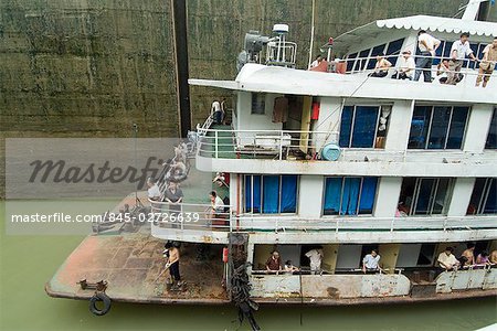 Bateau local, verrous, Trois Gorges (Sanxia) barrage, Yangzi Jiang, Chine