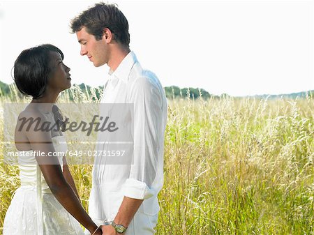 Couple marié dans un champ